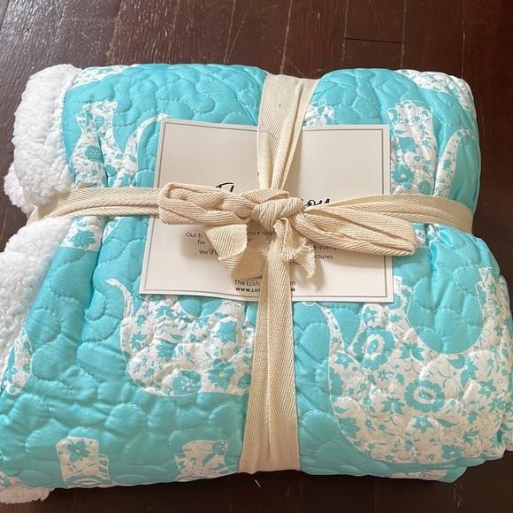 Lush Decor Elephant Sherpa Throw Blanket Home Decor 50" x 60" - Picture 9 of 14